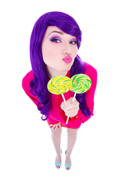 αστεία γυναίκα με μοβ μαλλιά και πολύχρωμα γλειφιτζούρια απομονώνονται σε  - Φωτογραφία, εικόνα