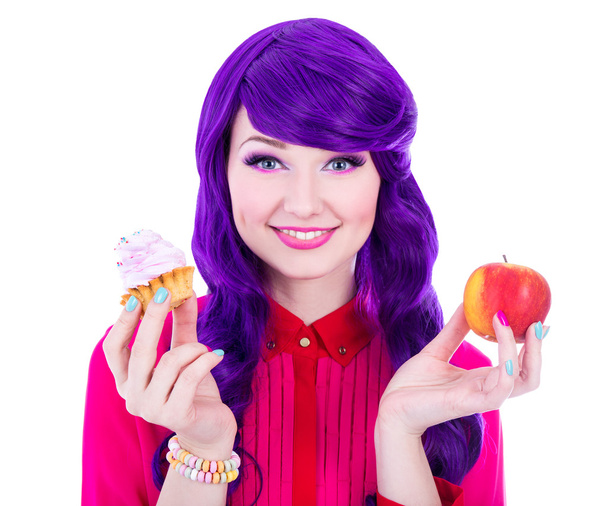sorrindo de mulher com cabelo roxo, segurando a maçã e o cupcake isolar - Foto, Imagem