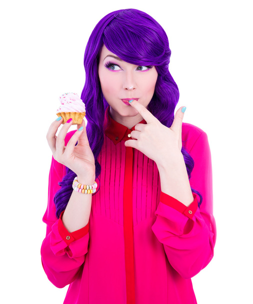 lustige junge Frau mit lila Haaren halten Cupcake mit rosa cre - Foto, Bild