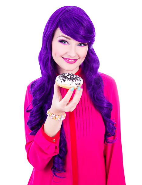 Portret van jonge mooie vrouw met paars haar en donut iso - Foto, afbeelding