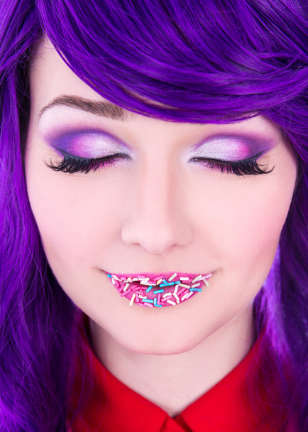 mladá krásná žena s fialovými vlasy a barevné cukrové candie - Fotografie, Obrázek