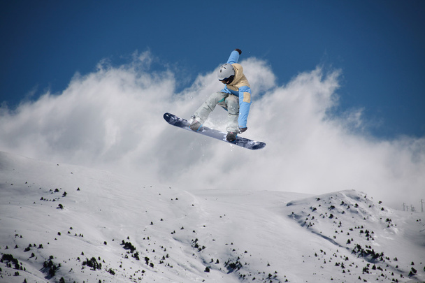 Snowboard rider saltando en las montañas. Extremo snowboard freeride sport. - Foto, imagen