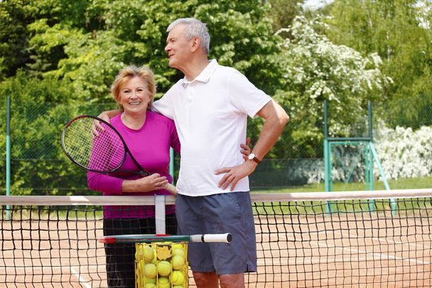 senior couple standing at tennis court  - Zdjęcie, obraz