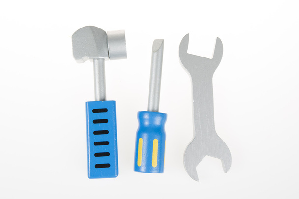 blaue Spielzeugwerkzeuge Kunststofffarbe auf weißem Hintergrund - Foto, Bild