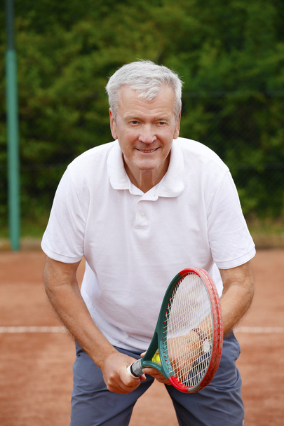 man with  racket waiting for serve  - Foto, Bild