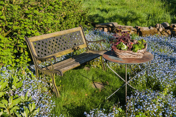 Jardín idyll con banco de jardín
 - Foto, imagen