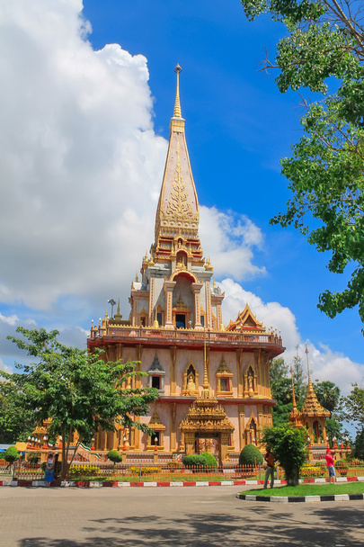 Beautiful ancient temple in Thailand on a sunny day - Фото, изображение