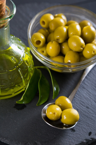 Olives and olive oil - Foto, afbeelding