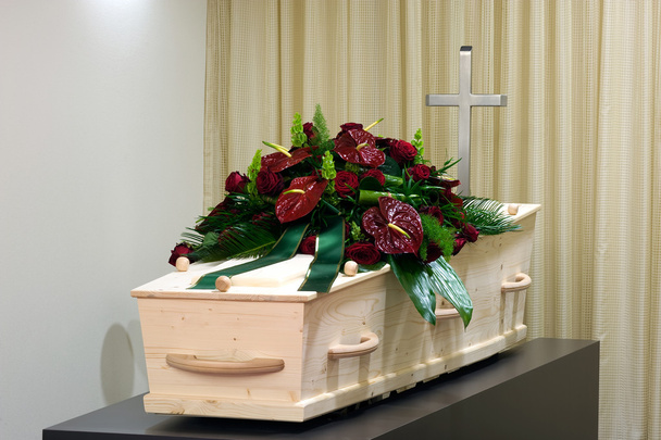 Caixão na morgue
 - Foto, Imagem