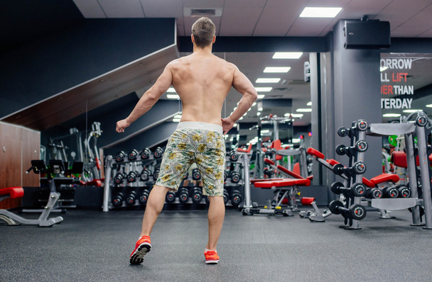 Homme faisant des exercices dans la salle de gym
 - Photo, image