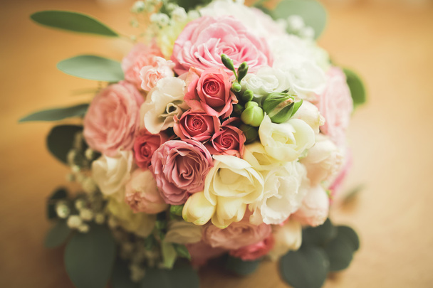 異なる花の素晴らしい豪華な結婚式の花束 - 写真・画像