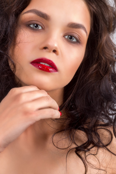 Beauty Model Woman with Long Brown Wavy Hair. Healthy Hair and Beautiful Professional Makeup. Red Lips and Smoky Eyes Make up. Gorgeous Glamour Lady Portrait. Red Manicure. Haircare, Skincare concept - Фото, зображення