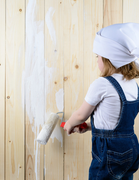 Malá holčička maluje dřevěné stěny - Fotografie, Obrázek