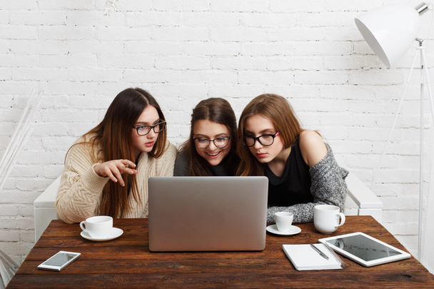 drei junge Freundinnen mit Laptop. - Foto, Bild