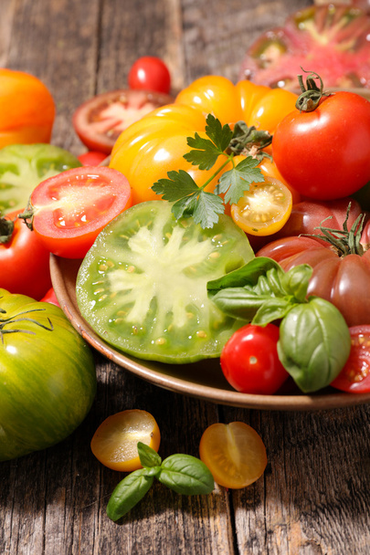 frische bunt gemischte Tomaten - Foto, Bild