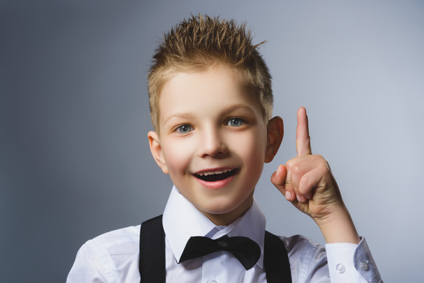 Closeup Portrait of gestured child  on grey background. Boy found the idea or solution - Foto, imagen