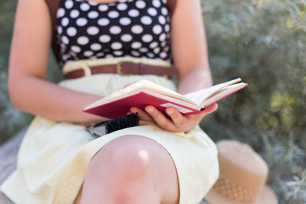 Young woman holding a journal and writing something while relaxi - Foto, Imagem