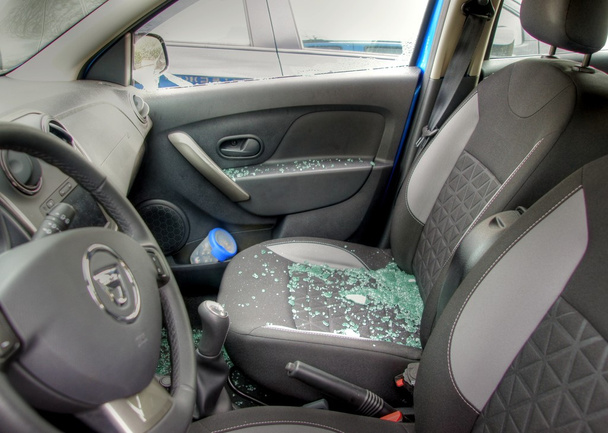 車の窓が壊れている泥棒 - 写真・画像