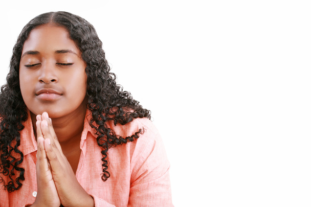 Nainen rukoilee eristyksissä valkoisella pohjalla
. - Valokuva, kuva