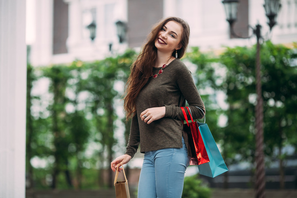  güzel bir kadınla ctiy alışveriş torbaları - Fotoğraf, Görsel