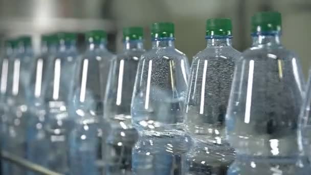 Una línea para embotellar agua mineral en botellas
 - Imágenes, Vídeo