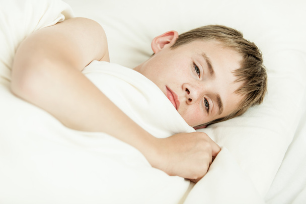 Gros plan du garçon fatigué au lit
 - Photo, image