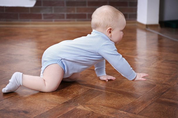 Crawling baby on the wooden floor - Foto, Imagem