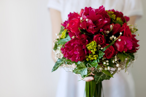 Свіжий весільний букет. Червоні літні квіти
. - Фото, зображення