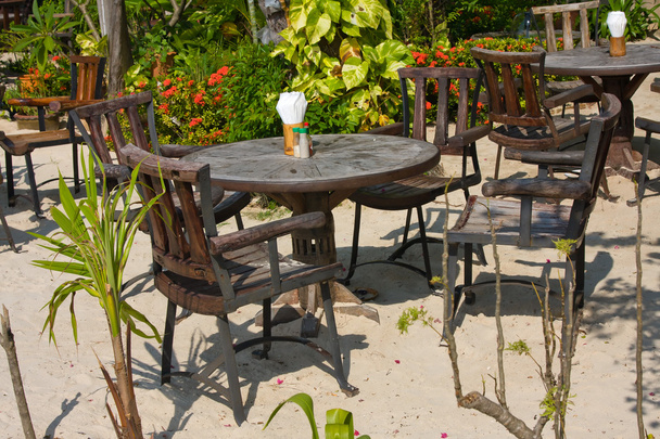 Table and chairs in a tropical garden - Foto, Bild