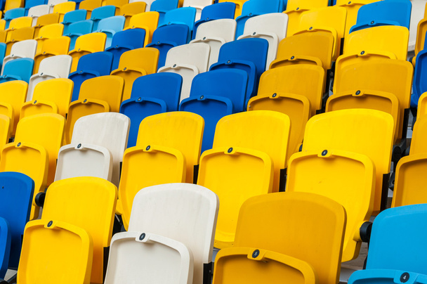 Puste plastikowe siedzenia w footbal, stadionu piłkarskiego. tle 2016 sport - Zdjęcie, obraz