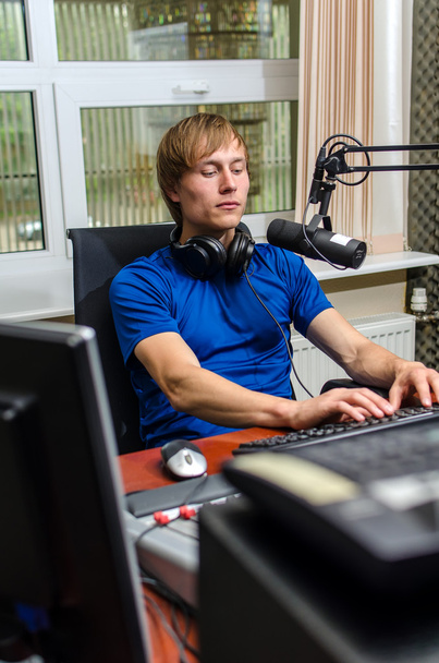 DJ a rádióban a mikrofon előtt dolgozik - Fotó, kép