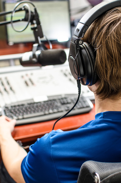 DJ pracovat před mikrofonem v rádiu, zezadu - Fotografie, Obrázek