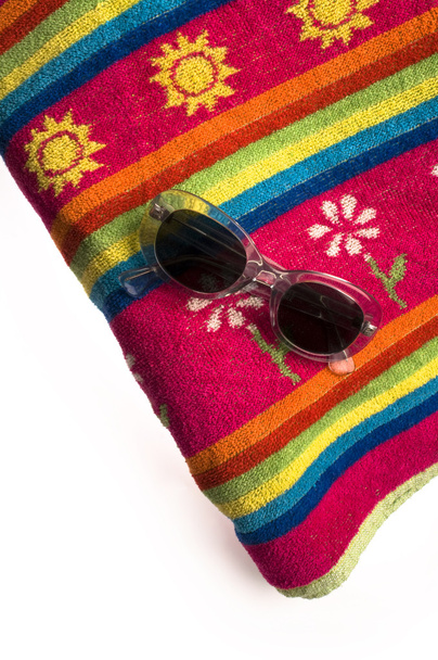 Рушник і сонцезахисні окуляри
 - Фото, зображення