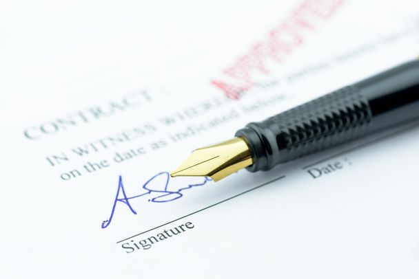 Füllfederhalter mit Unterschrift auf einem genehmigten Vertrag. - Foto, Bild