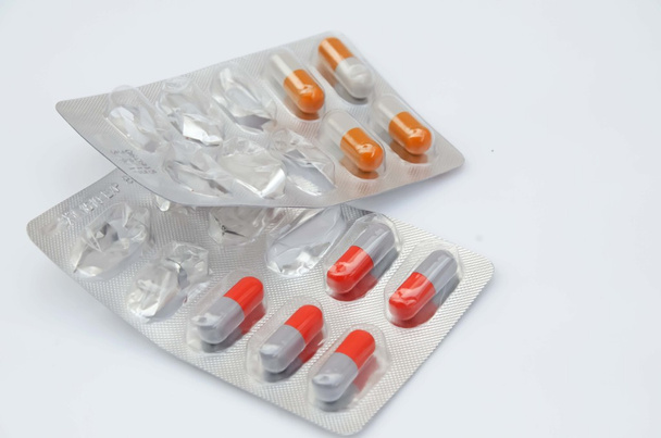 deux antibiotiques gélules médicament en plaquettes thermoformées
 - Photo, image