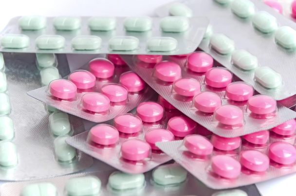 licht groen & roze geneeskunde in folie pakket  - Foto, afbeelding