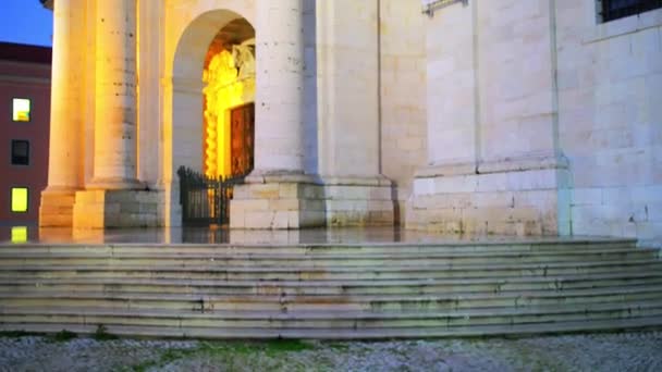 Kostel Santa Engracia je pomník 17. století v Lisabonu, Portugalsko. Ve 20.století byla přeměněna na národní Pantheon. Čtvrť Alfama, nedaleko kláštera Sao Vicente de Fora. - Záběry, video