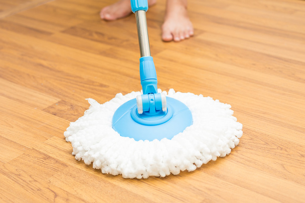 Houten vloer schoonmaken door moderne mop. - Foto, afbeelding