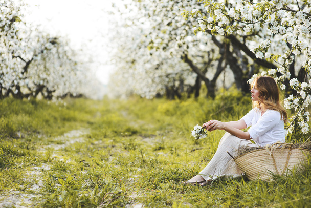 Beautiful young woman in spring garden - Fotoğraf, Görsel