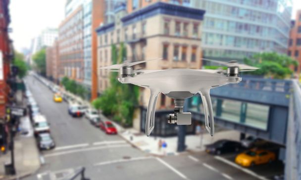 Drone quad helicóptero con cámara supervisa las calles de la ciudad
. - Foto, Imagen