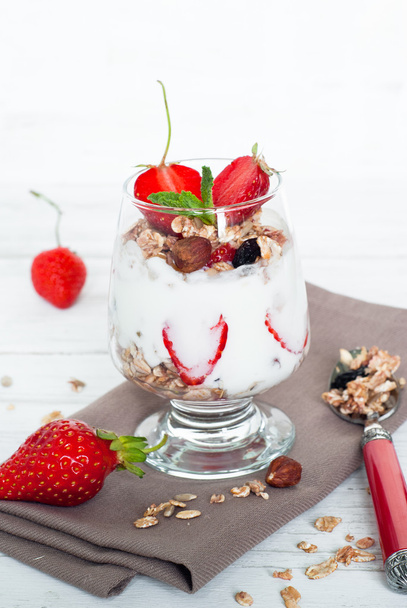 Joghurt mit Erdbeeren und Müsli  - Foto, Bild