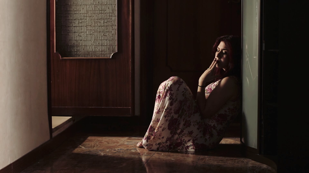 Frau unter Drogen auf dem Fußboden - Filmmaterial, Video
