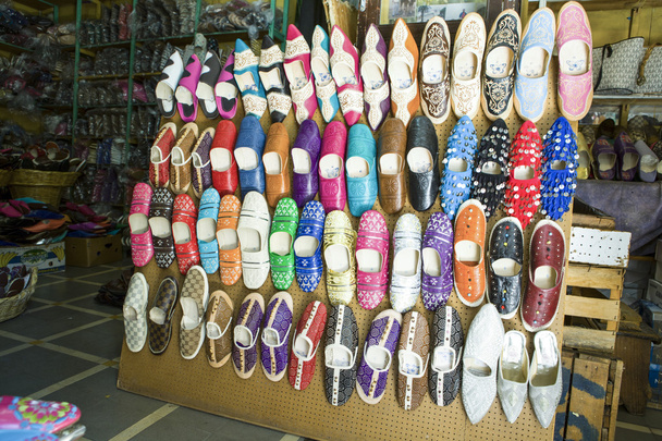 Negozio di scarpe pieno di scarpe di colore in pelle al mercato Tangeri, Marocco
 - Foto, immagini
