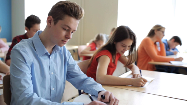 Οι μαθητές με τα σημειωματάρια που γράφει διαγώνισμα στο σχολείο - Πλάνα, βίντεο