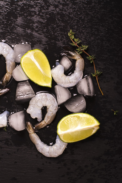 Raw prawns with lime and thyme - Photo, image