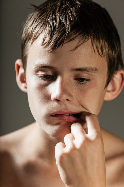Teenage Boy Shirtless Cueillette des dents avec doigt
 - Photo, image