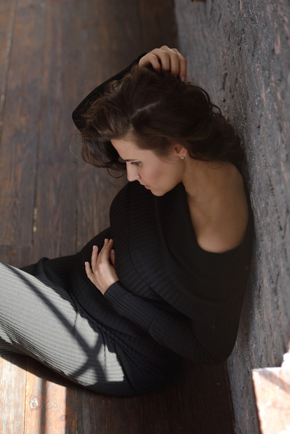 вагітна жінка сидить на підлозі
 - Фото, зображення