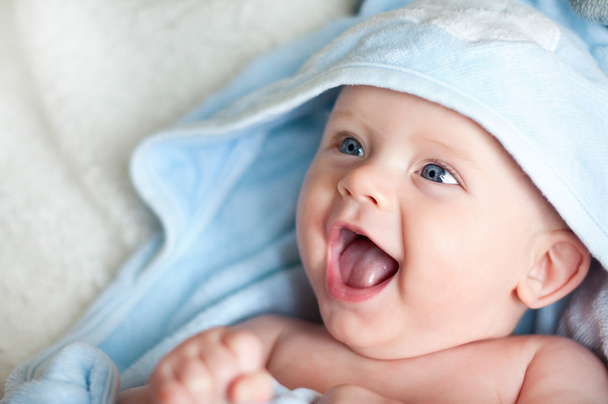 baby in a blue bath towel - Foto, afbeelding