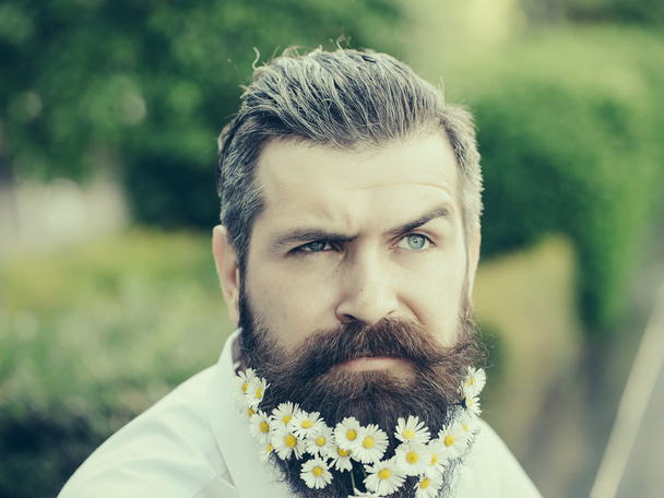 Handsome man with flowers in beard - Foto, afbeelding