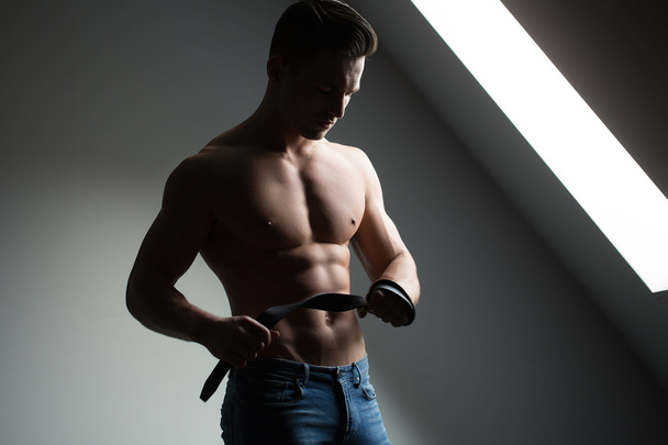 Sexy muscular man with belt - Foto, afbeelding